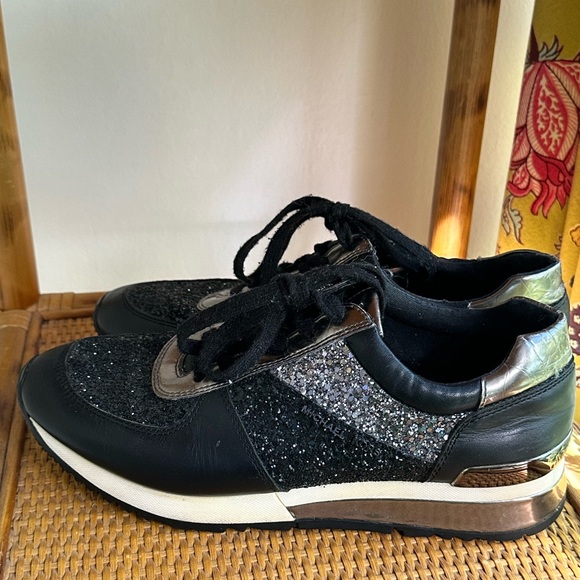 Michael Kors Sneakers! Perfect for fall, excellent pre-owned condition! Size 9🖤 - Picture 7 of 8